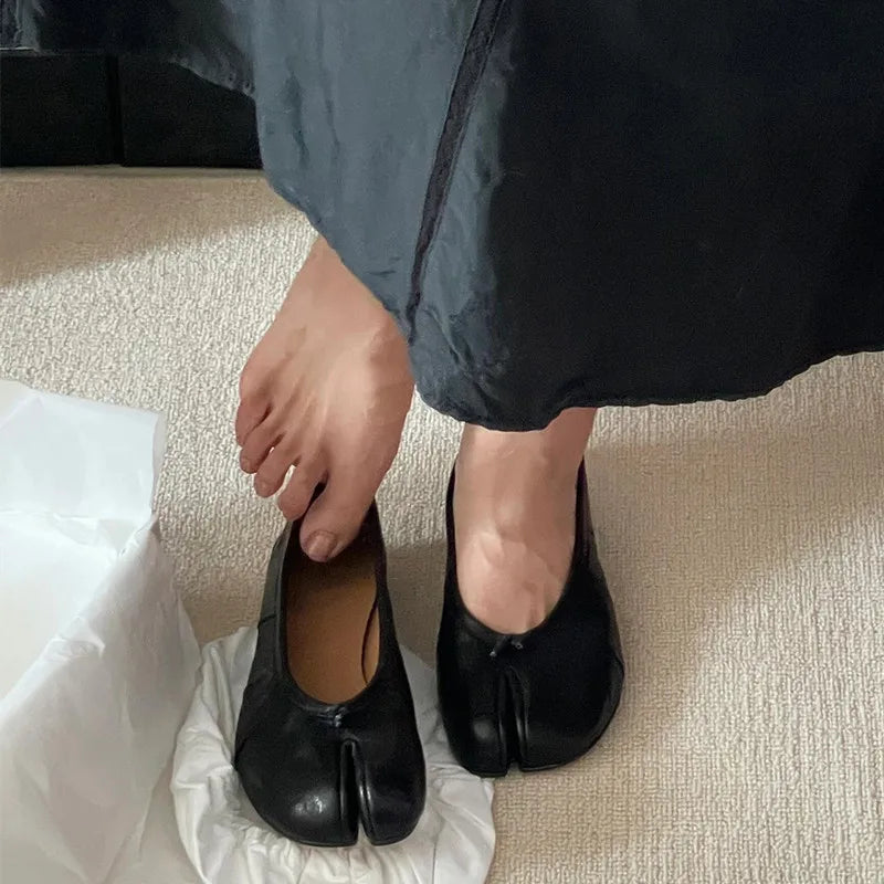 Anna | Flache Dirndl Schuhe mit geteilter Spitze für Oktoberfest