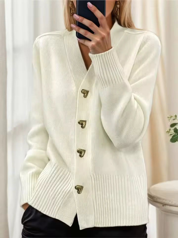 Aurea | Klassische Strickjacke mit Herzknopf-Akzenten