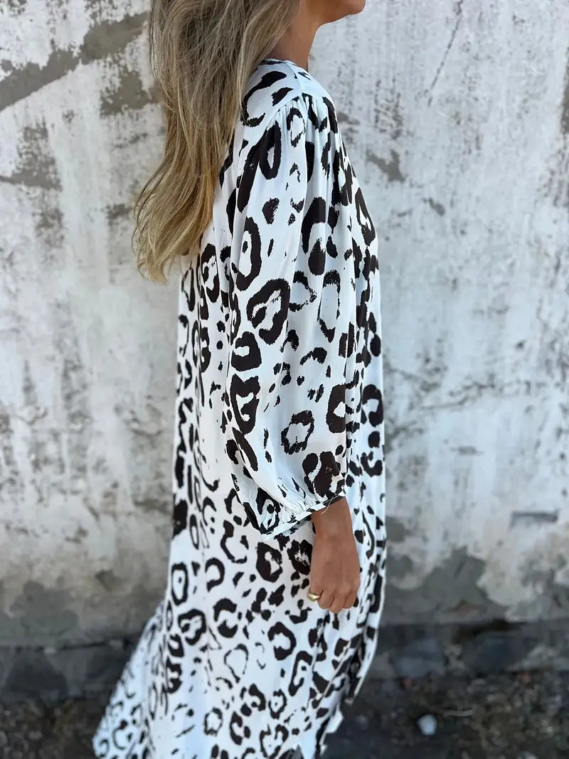 Beatrix | Ausgestelltes Maxikleid mit Animal-Print und fließender Linienführung