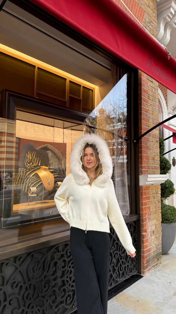 Verena | Strickjacke mit Kunstpelzkapuze