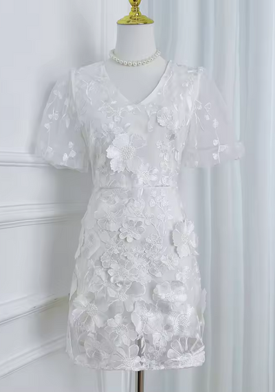 Azalea | Besticktes Mini-Kleid mit Blumenapplikationen