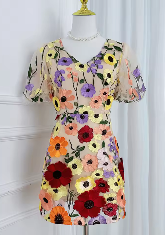 Azalea | Besticktes Mini-Kleid mit Blumenapplikationen