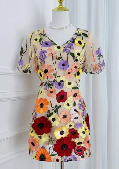 Azalea | Besticktes Mini-Kleid mit Blumenapplikationen