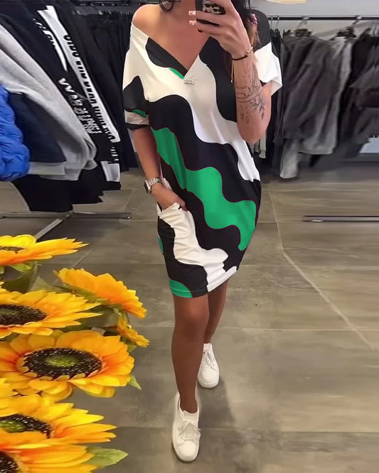 Clarissa | V-Ausschnittskleid mit abstraktem Wellenmuster