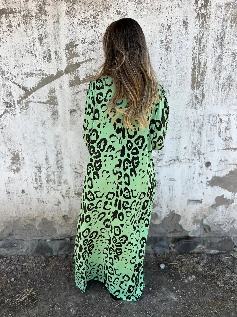 Beatrix | Ausgestelltes Maxikleid mit Animal-Print und fließender Linienführung