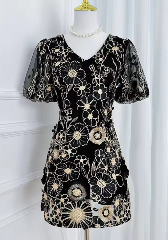 Azalea | Besticktes Mini-Kleid mit Blumenapplikationen