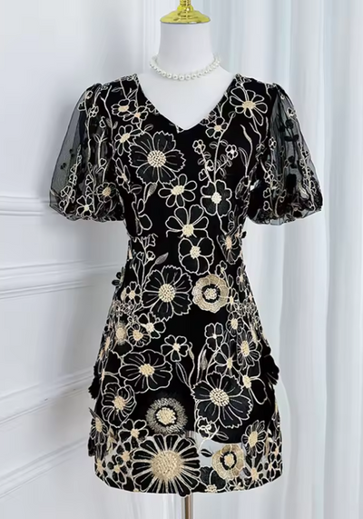 Azalea | Besticktes Mini-Kleid mit Blumenapplikationen
