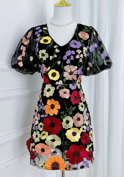 Azalea | Besticktes Mini-Kleid mit Blumenapplikationen