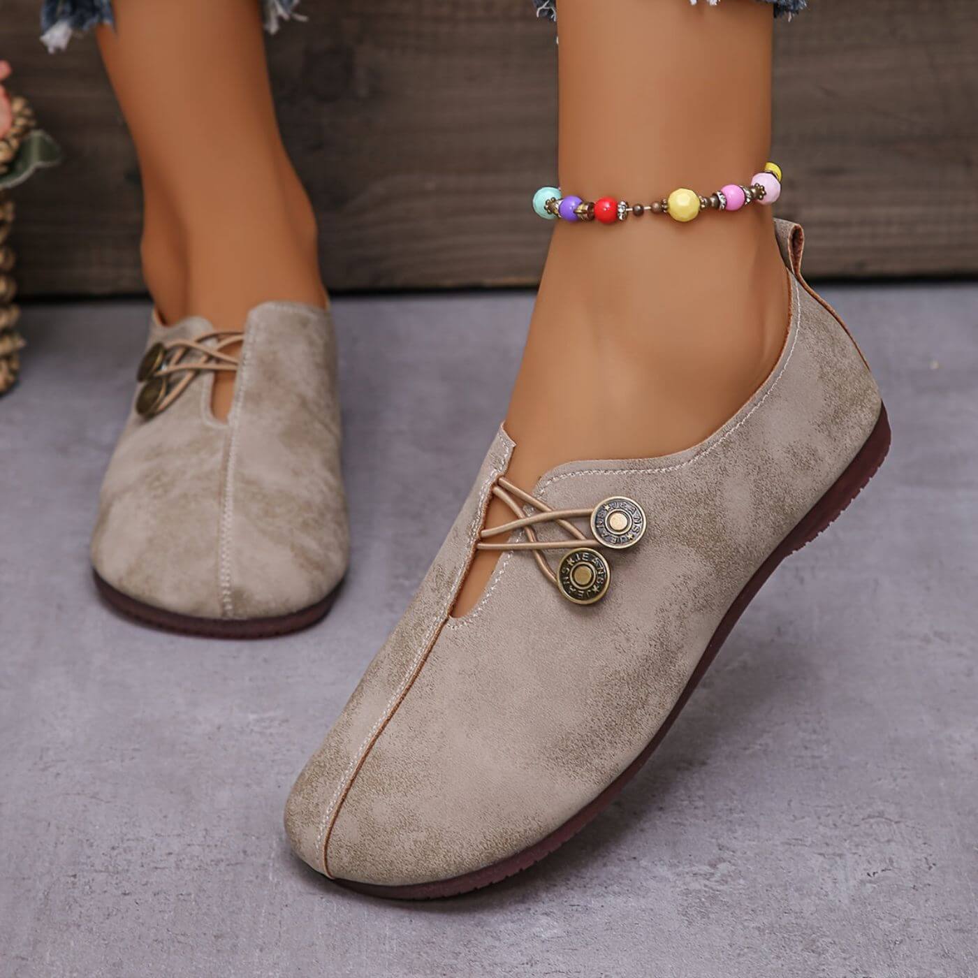 Noelia | Schlupfschuh mit Zierknöpfen