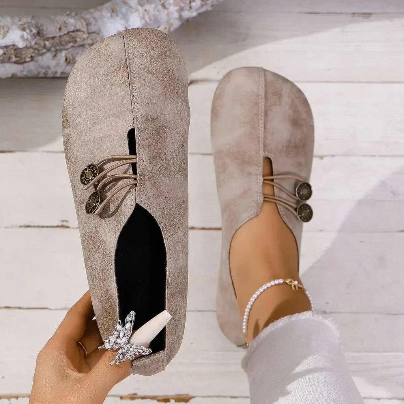 Noelia | Schlupfschuh mit Zierknöpfen