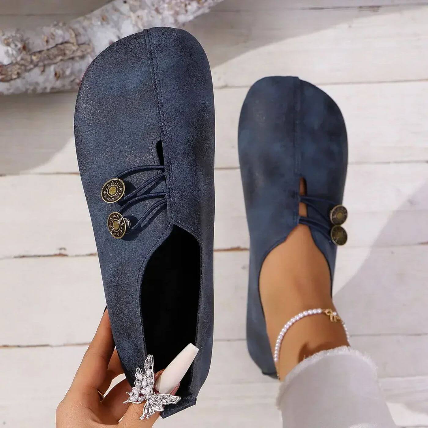 Noelia | Schlupfschuh mit Zierknöpfen