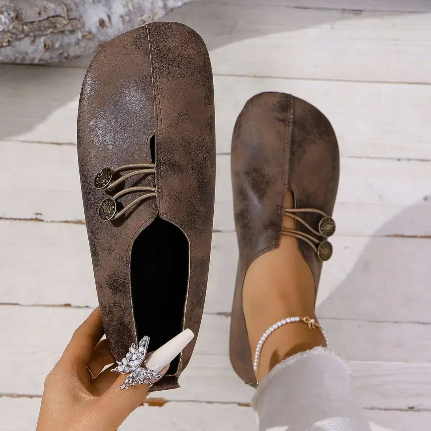 Noelia | Schlupfschuh mit Zierknöpfen