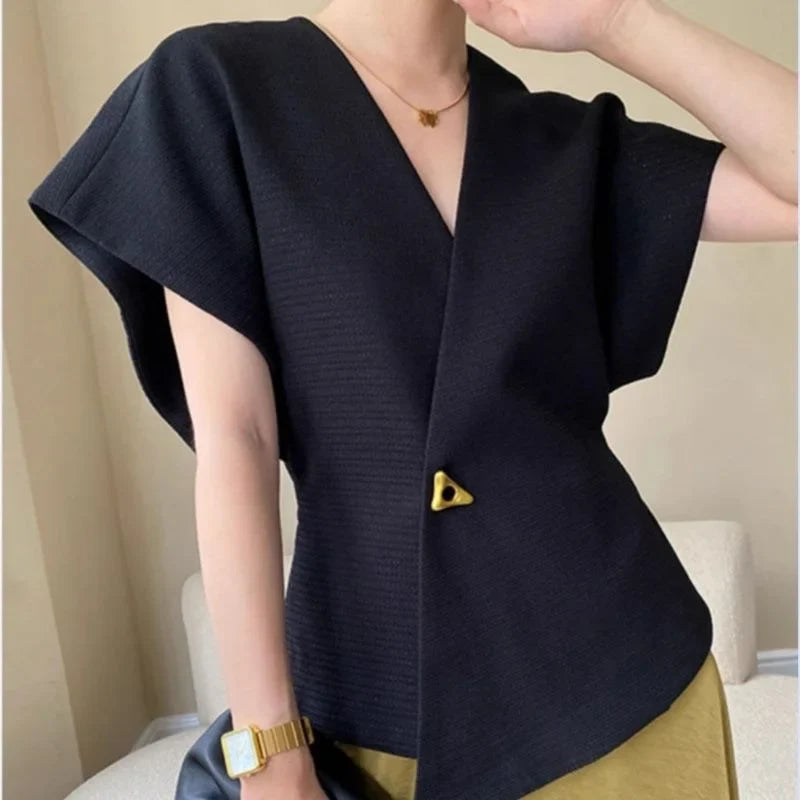 Elara | Asymmetrisches Wickeltop mit Zierknöpfen