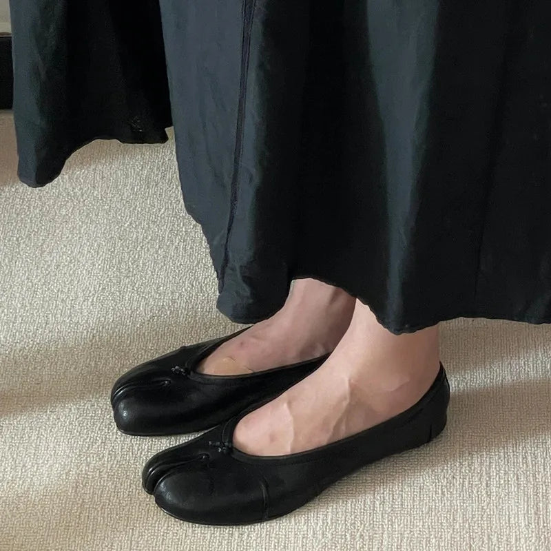 Anna | Flache Dirndl Schuhe mit geteilter Spitze für Oktoberfest