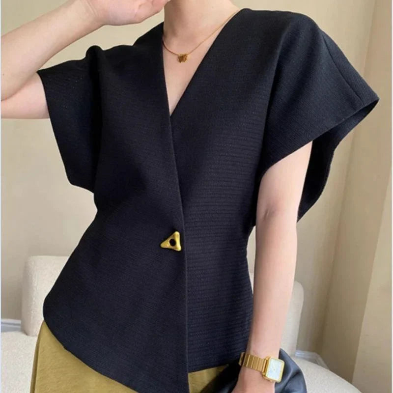 Elara | Asymmetrisches Wickeltop mit Zierknöpfen