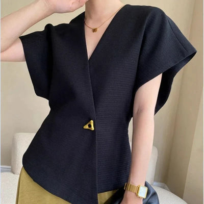 Elara | Asymmetrisches Wickeltop mit Zierknöpfen