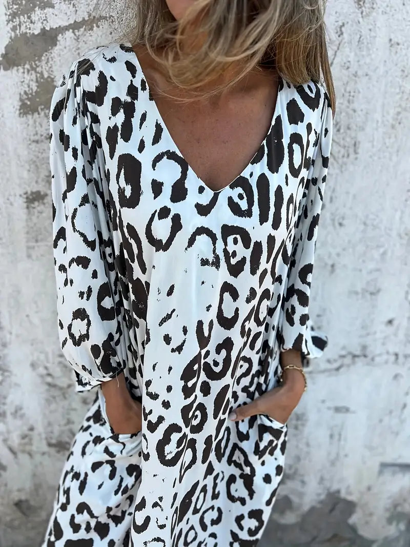 Beatrix | Ausgestelltes Maxikleid mit Animal-Print und fließender Linienführung