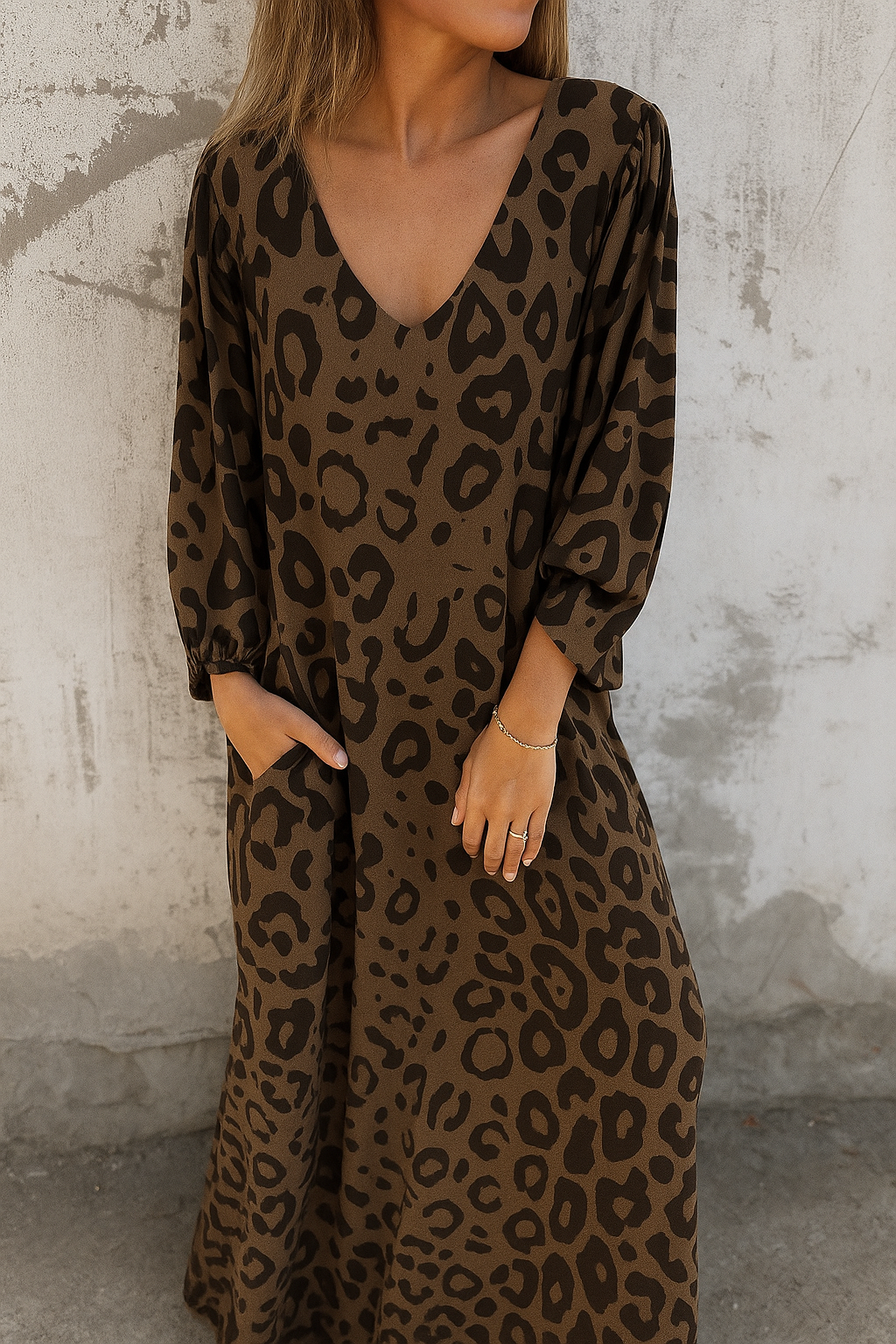 Beatrix | Ausgestelltes Maxikleid mit Animal-Print und fließender Linienführung