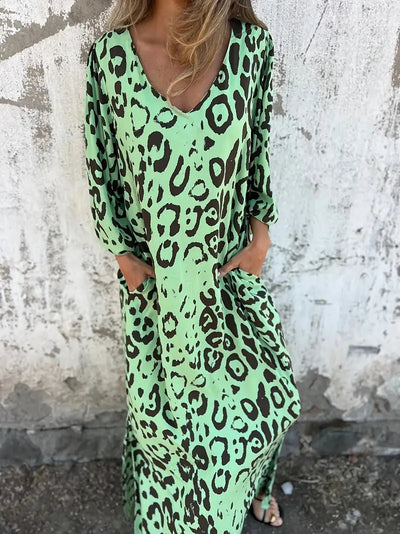 Beatrix | Ausgestelltes Maxikleid mit Animal-Print und fließender Linienführung