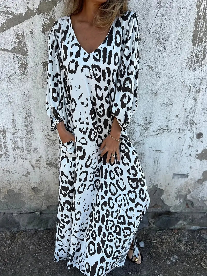 Beatrix | Ausgestelltes Maxikleid mit Animal-Print und fließender Linienführung