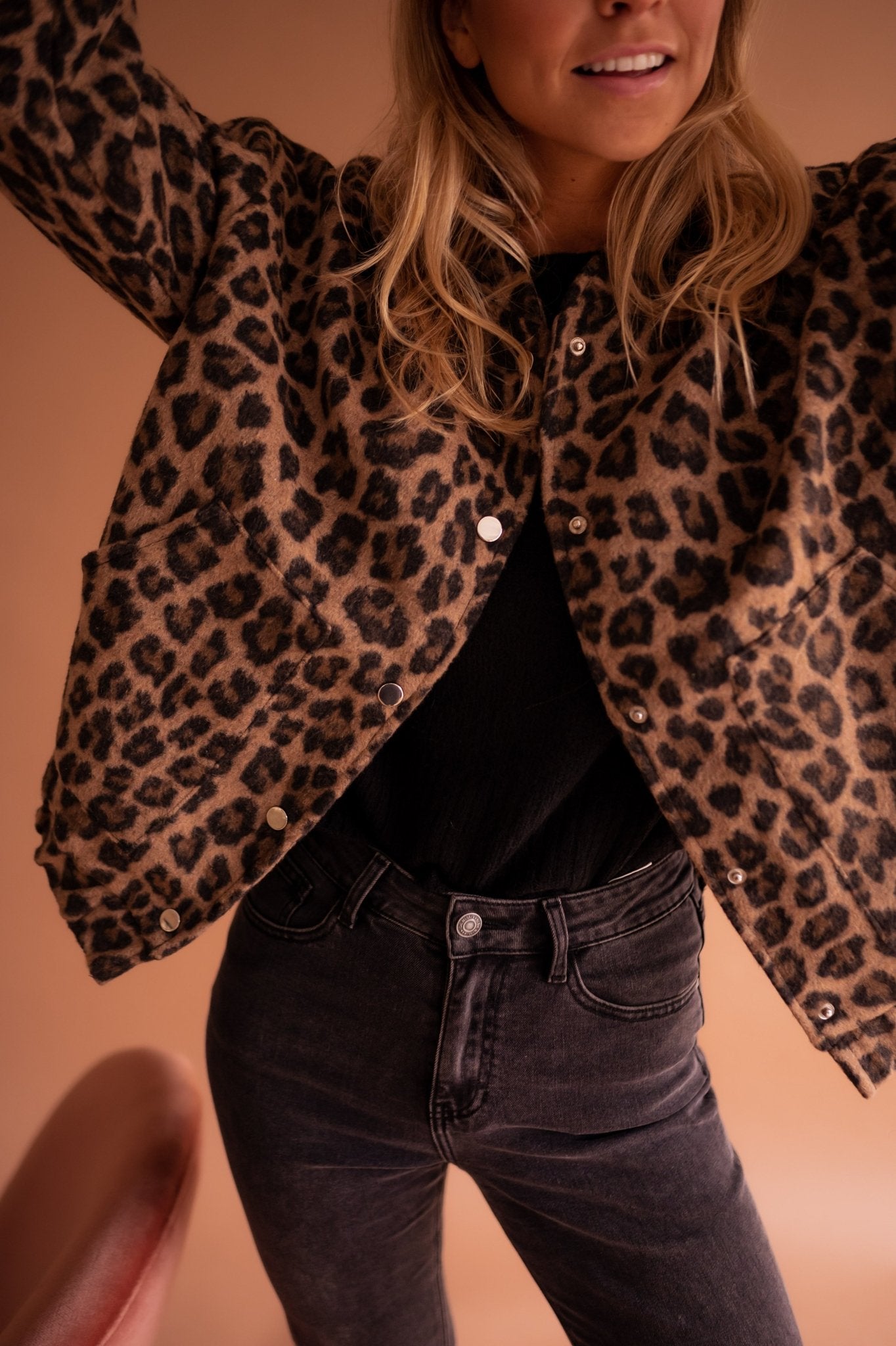 Franziska | Kurzjacke mit Leopardenmuster und Druckknöpfen