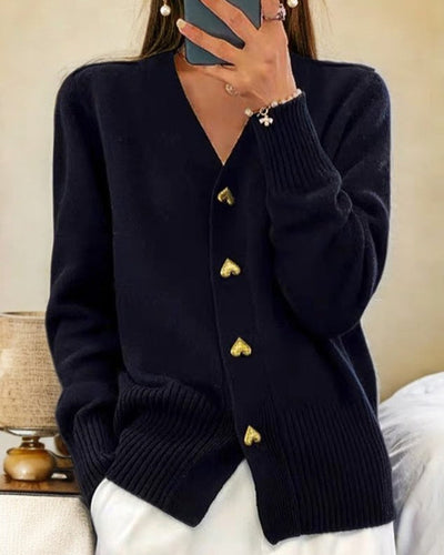 Aurea | Klassische Strickjacke mit Herzknopf-Akzenten