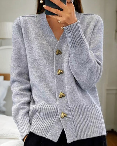 Aurea | Klassische Strickjacke mit Herzknopf-Akzenten