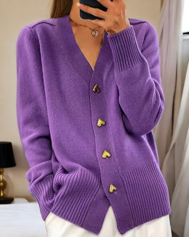 Aurea | Klassische Strickjacke mit Herzknopf-Akzenten